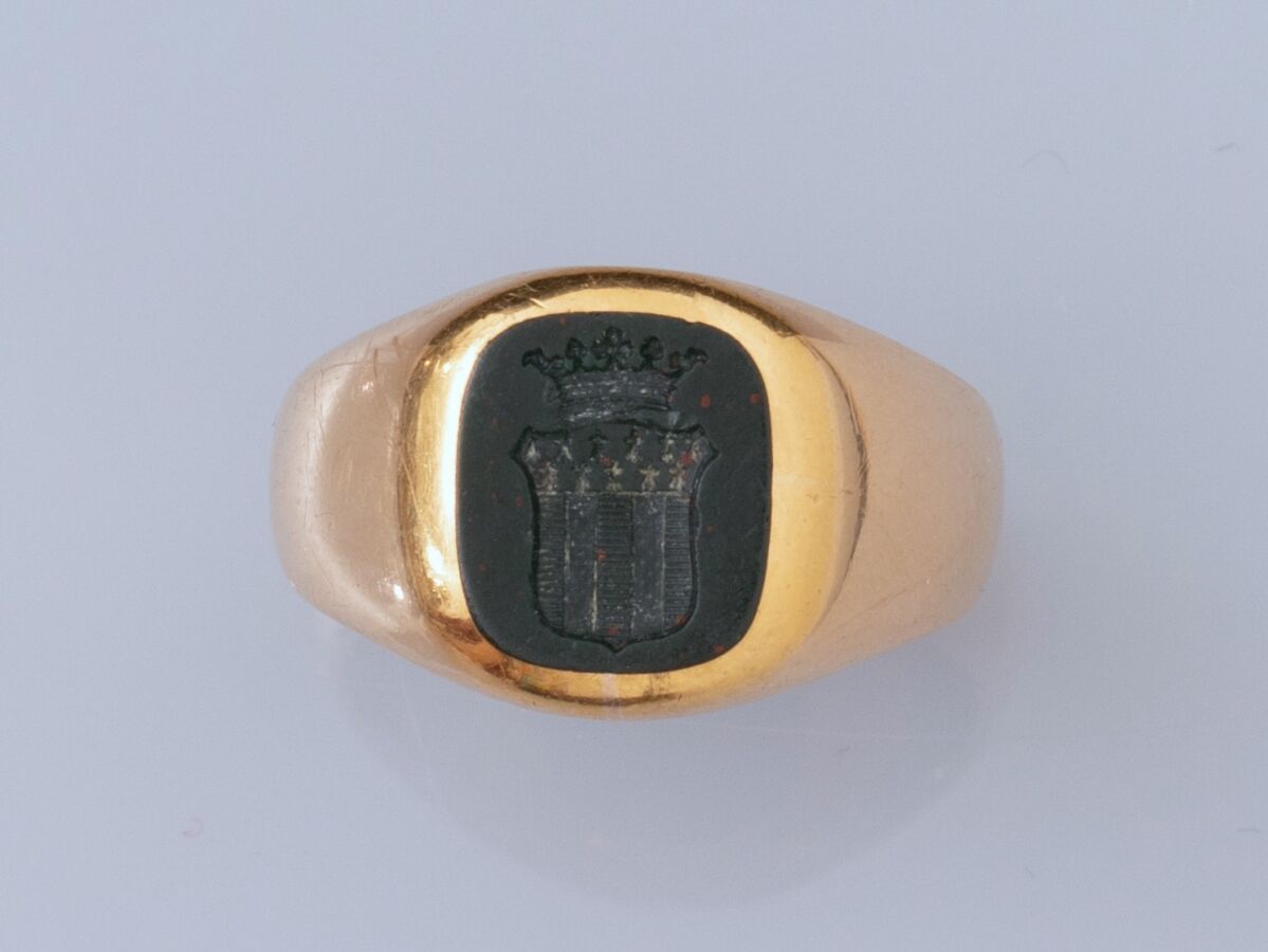 Null 18K黄金戒指，镶嵌着刻有纹章的血碧玉。19世纪末的作品。9.8克。TDD 59.宽度：13.2毫米