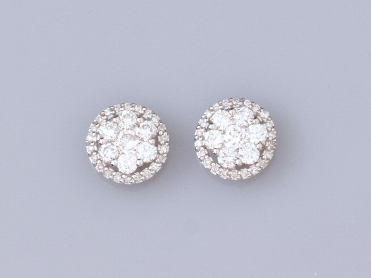 Null Pair of round earrings in 18K white gold, set with brilliant-cut diamonds. &hellip;