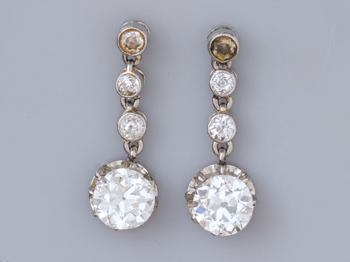 Null Pair of earrings in 18K gold and platinum, each set with a round old-cut di&hellip;