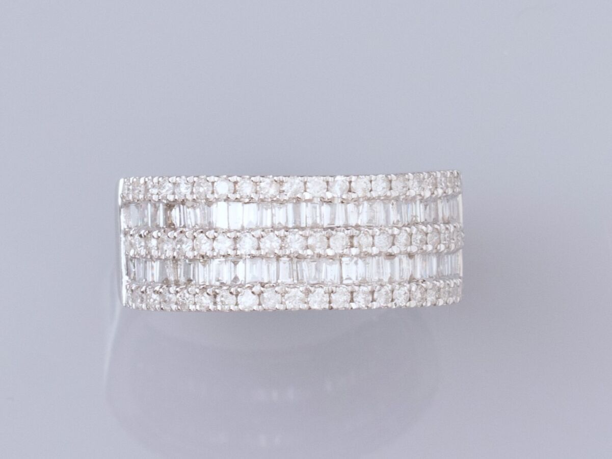 Null 18K白金表带戒指，在三排明亮式切割钻石之间镶嵌两排长方形钻石，重3.9克。TDD：53。宽度：8毫米。鹰头标志。