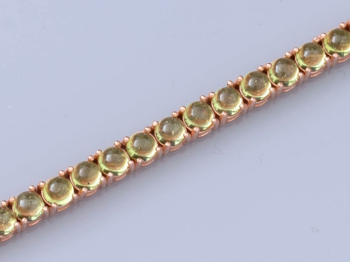 Null 925银vermeil的河流手镯，镶嵌着圆形凸圆形橄榄石。17 g.长：18厘米。宽度：3.5毫米