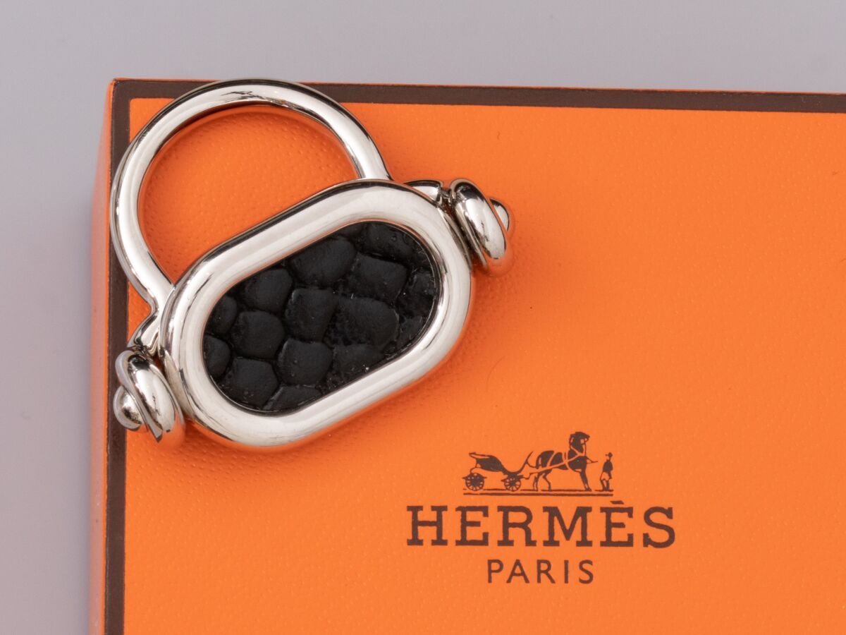 Null HERMES, anello argentato con lunetta basculante bordata di pelle nera. Firm&hellip;