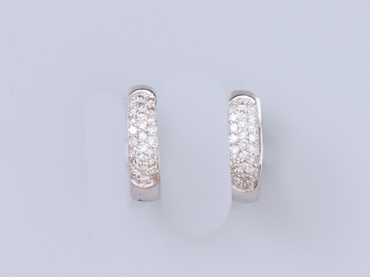 Null Pair of small oval creoles in 18K white gold, set with three rows of small &hellip;