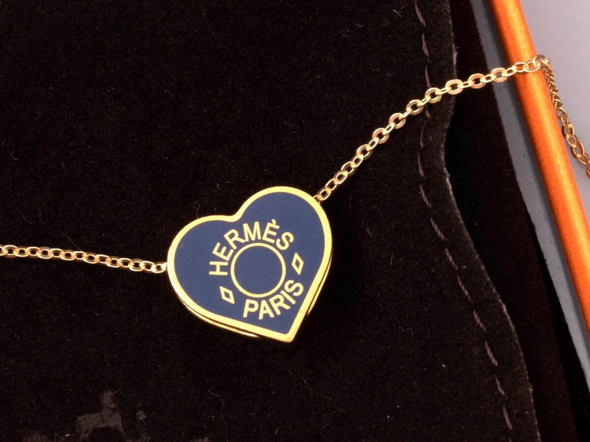 Null HERMÈS heart pendant in gold metal enamelled blue. Signed. 1.3 cm X 1.5 cm.&hellip;