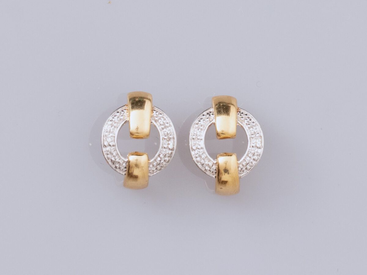 Null Pair of earrings in two-tone gold 750°/°° (18K), set with tiny diamonds. 1.&hellip;