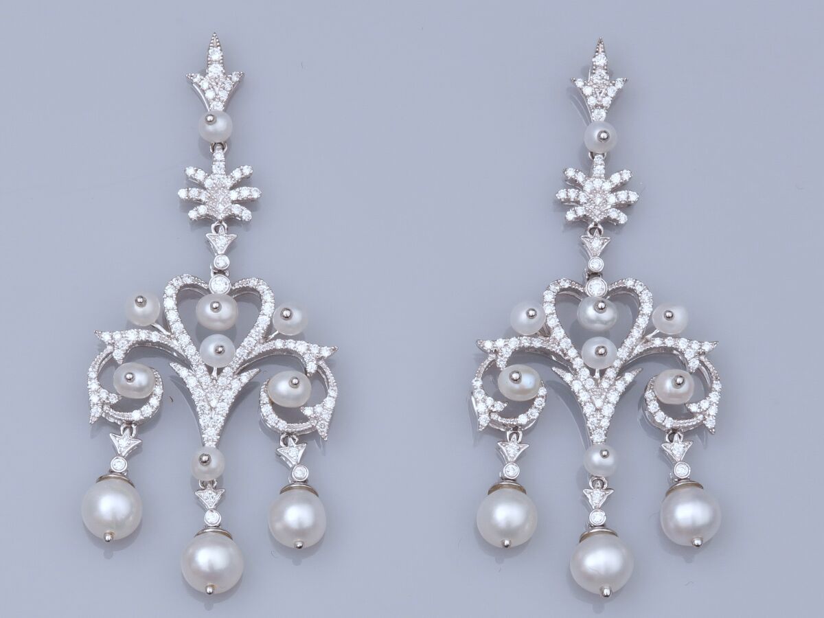 Null 一对大型18K白金环形耳环，镶嵌明亮式切割钻石和养殖珍珠，直径为3至5毫米。11.10 g.高：4.5厘米。 标有鹰头的标志