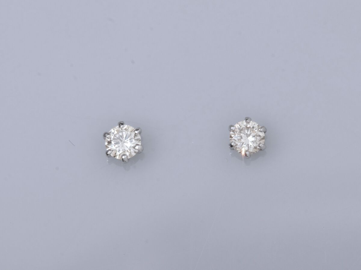 Null Paire de puces en or gris 750°/°° (18K) , chacune est sertie d'un diamant t&hellip;