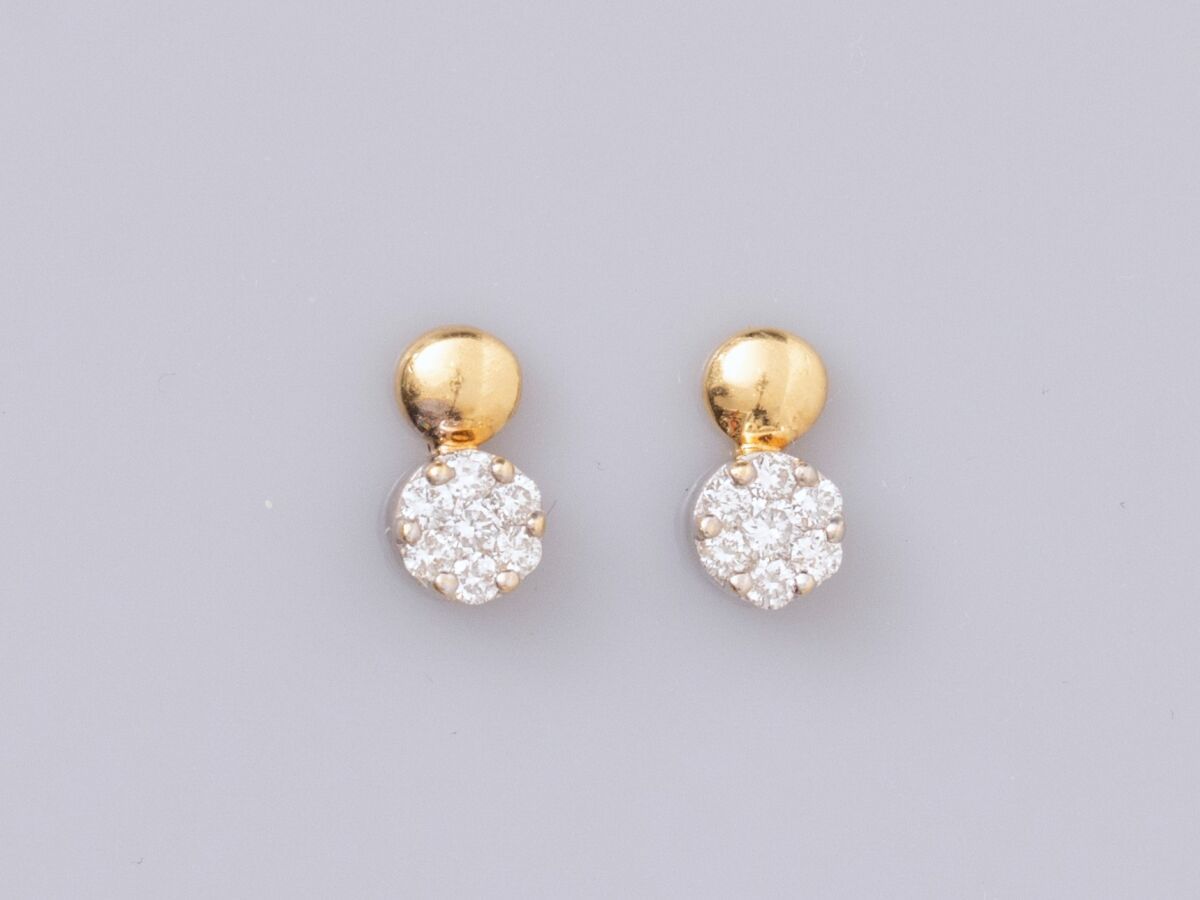 Null 双色18K金小耳环一对，镶嵌明亮式切割钻石。长度：8.8毫米