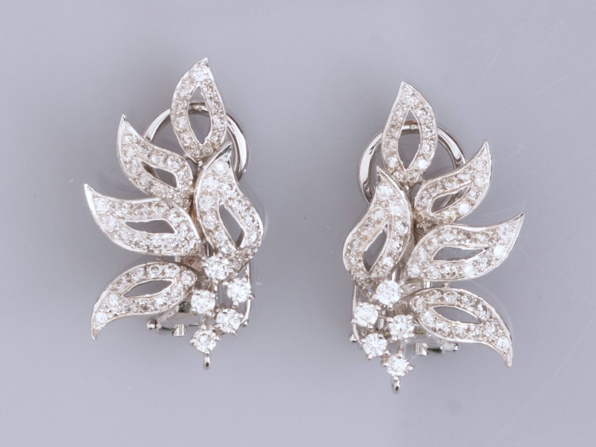 Null Pair of large leaf earrings in 18K white gold, entirely set with brilliant-&hellip;