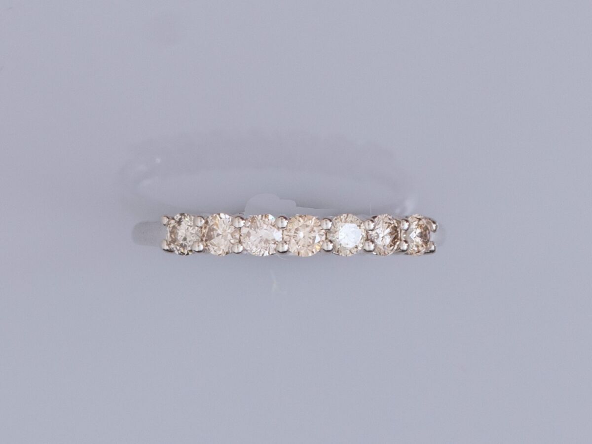 Null 18K白金钻石结婚戒指，半圆镶嵌7颗明亮式切割棕色钻石，总重约0.50克拉。TDD 54.宽度：2.8毫米 鹰头标志