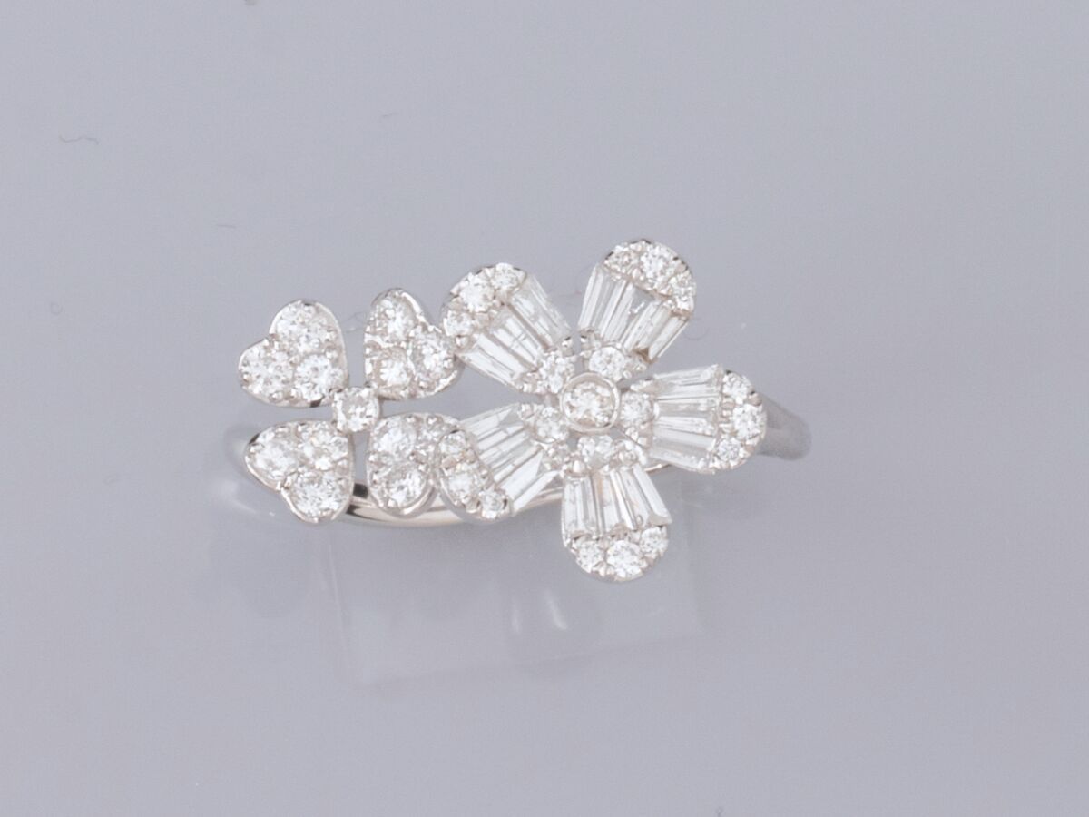 Null 18K白金戒指，两朵花镶嵌长方形和圆形钻石，重2.4克。TDD 54.宽度：11.5毫米。鹰头标志