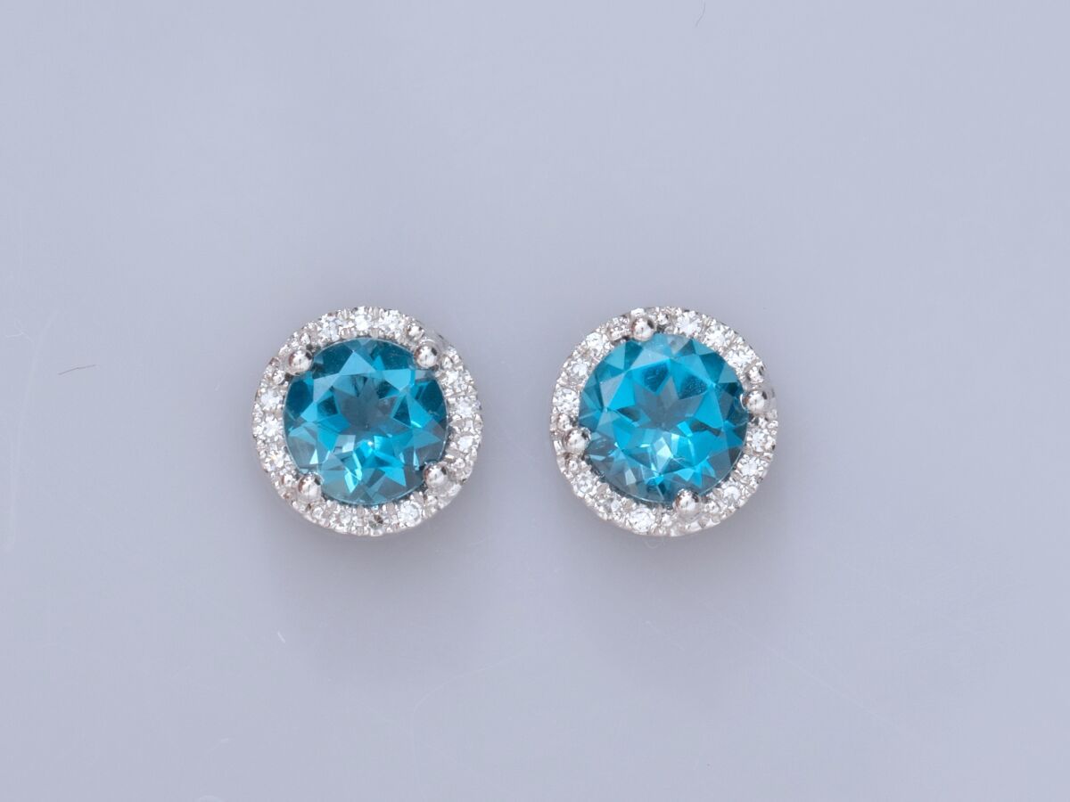 Null Pair of earrings in 18K white gold, each set with a round faceted topaz of &hellip;