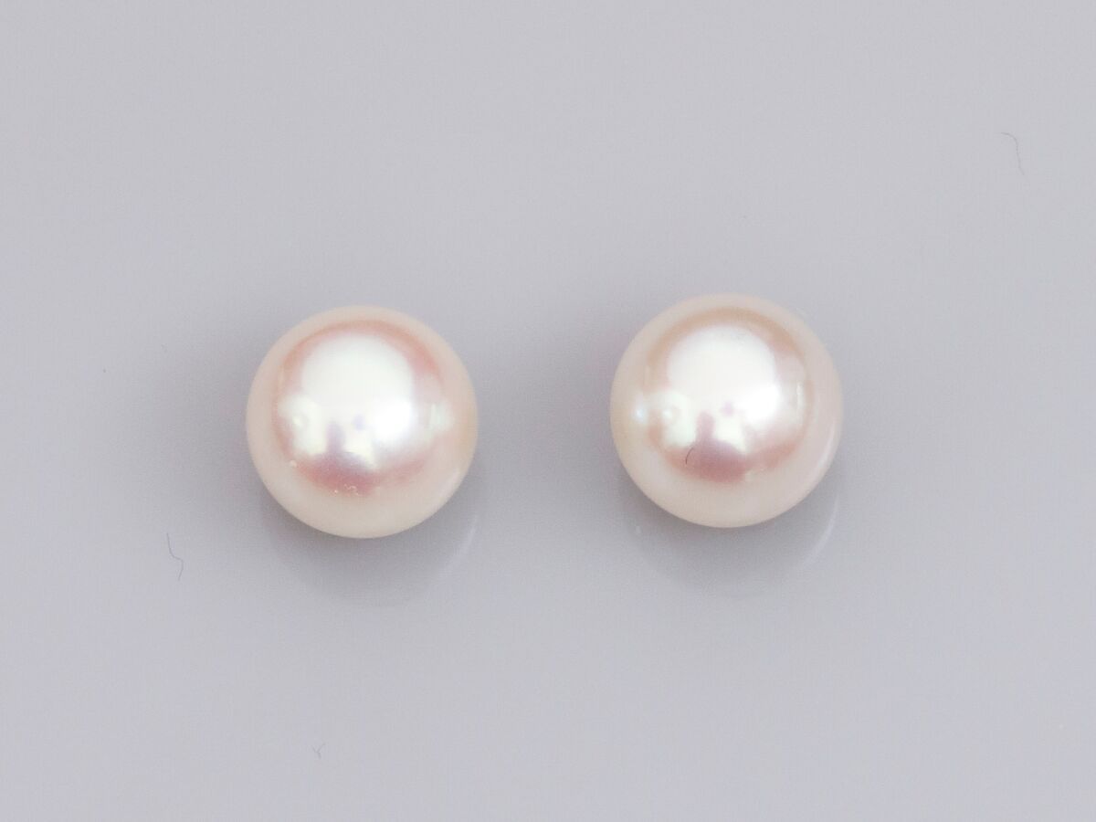 Null 一对18K黄金耳环，每颗都镶嵌着一颗直径7.5/8毫米的Akoya养殖珍珠。推杆式扣件。1.7 g
