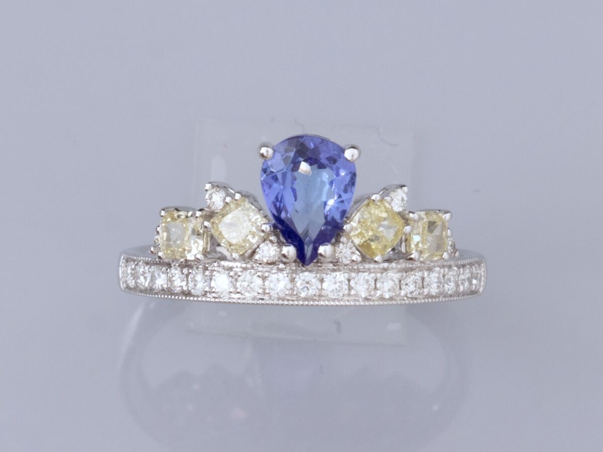 Null Duchess ring in 750°/°° (18K) white gold, set with a pear-cut tanzanite wei&hellip;