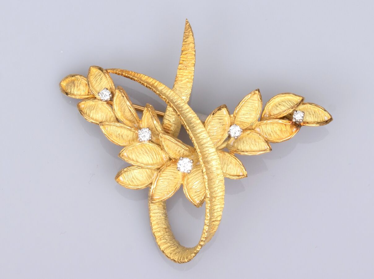 Null 750°/°(18K)黄金拉丝花形胸针，镶有明亮式切割钻石的花朵和丝带。约1960年。18.4克。4.5厘米 X 5.2厘米。标有鹰头的标志