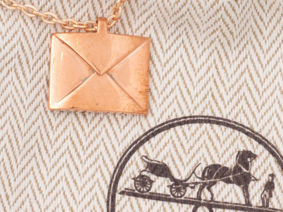 Null HERMES, charm in copper-plated metal. Signed. 1.7 X 1.8 cm. Pouch. With a f&hellip;