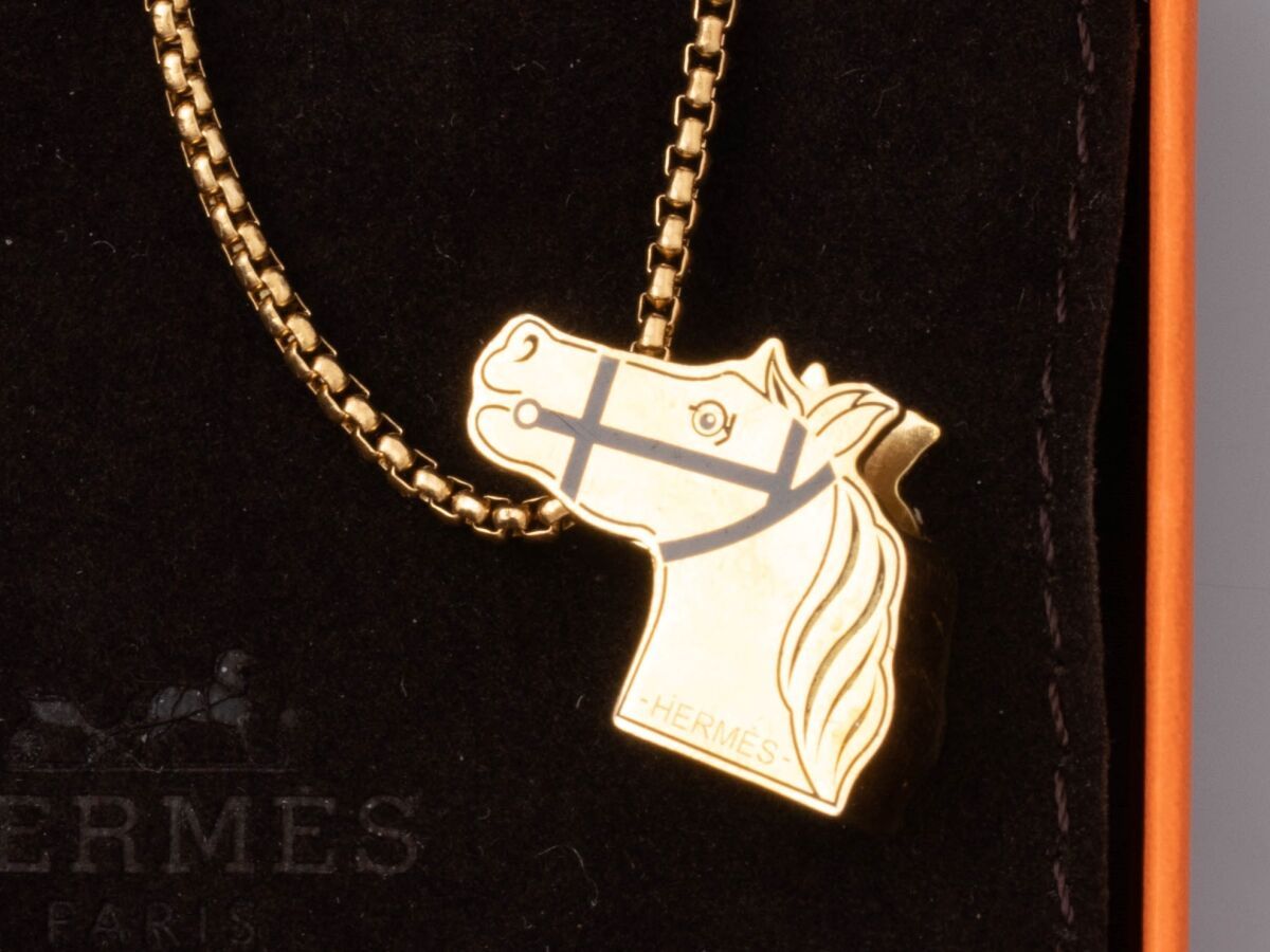 Null Pendente HERMÈS in metallo dorato, raffigurante una testa di cavallo con de&hellip;