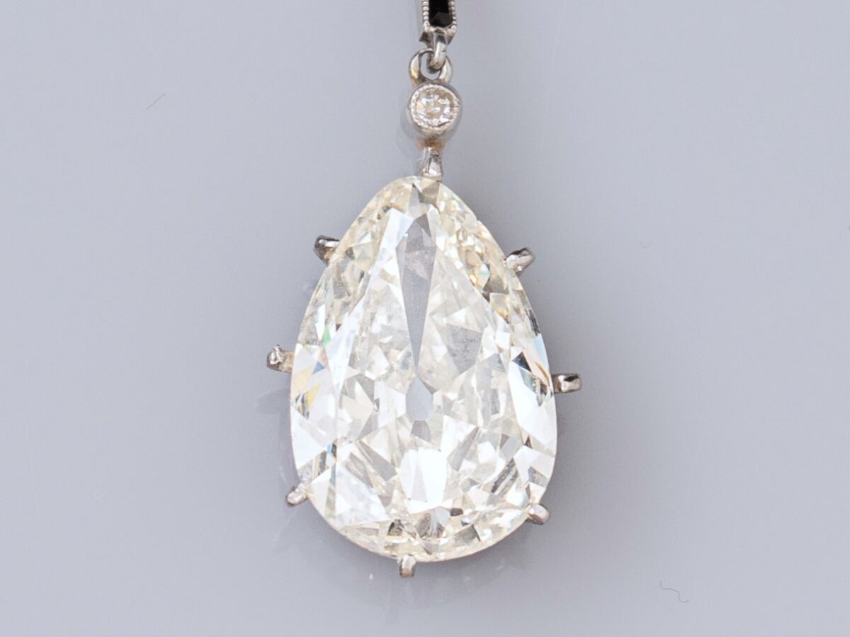 Null 梨形钻石3.54克拉，M色，净度VS2。法国宝石学实验室的初步检查。 铂金、黑玛瑙长方形和老式切割钻石是其装饰艺术风格的一部分。失踪，事故（对设置）。&hellip;
