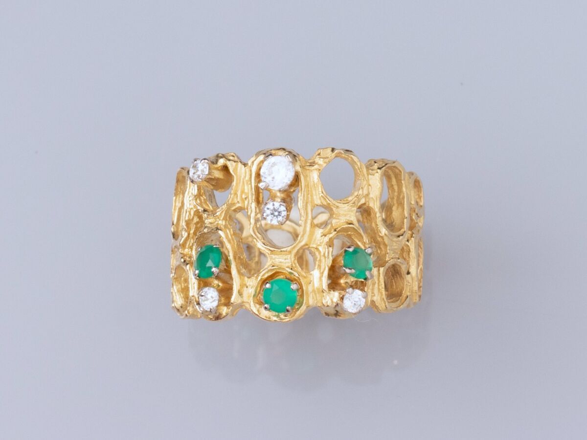 Null Ring in yellow gold 750°/°° (18K) openwork chased, set with small green aga&hellip;