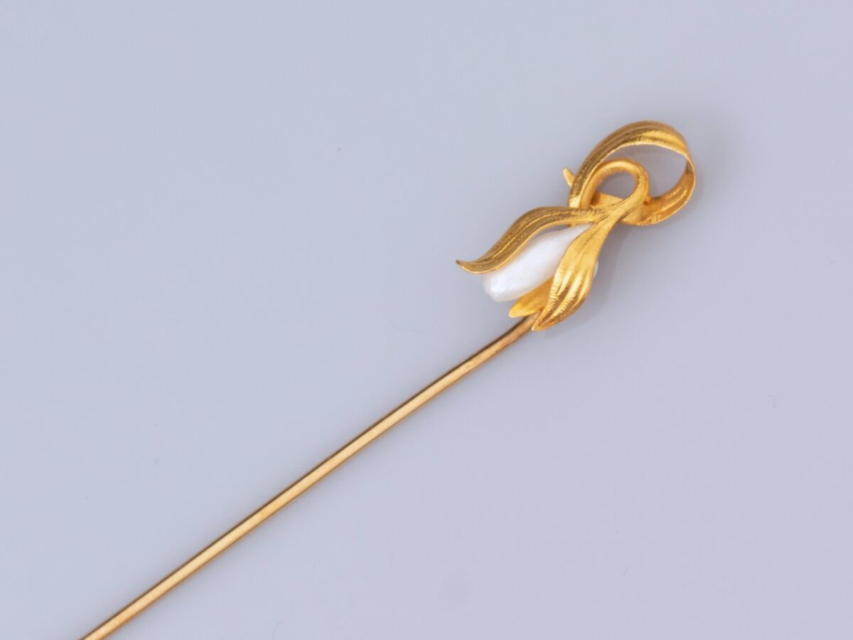 Null 新艺术主义领带针，18K黄金，装饰着一朵镶嵌着巴洛克式珍珠的花。约1900年。 2.10克