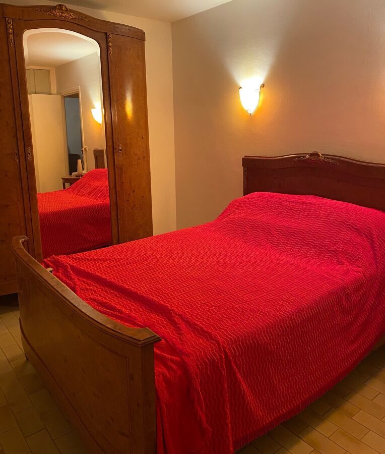 Null 带镀金青铜装饰的毛边胡桃木卧室，包括一张木床，一个衣柜，一个有两个门和两个抽屉的抽屉柜，一个梳妆台和一对椅子。20世纪上半叶