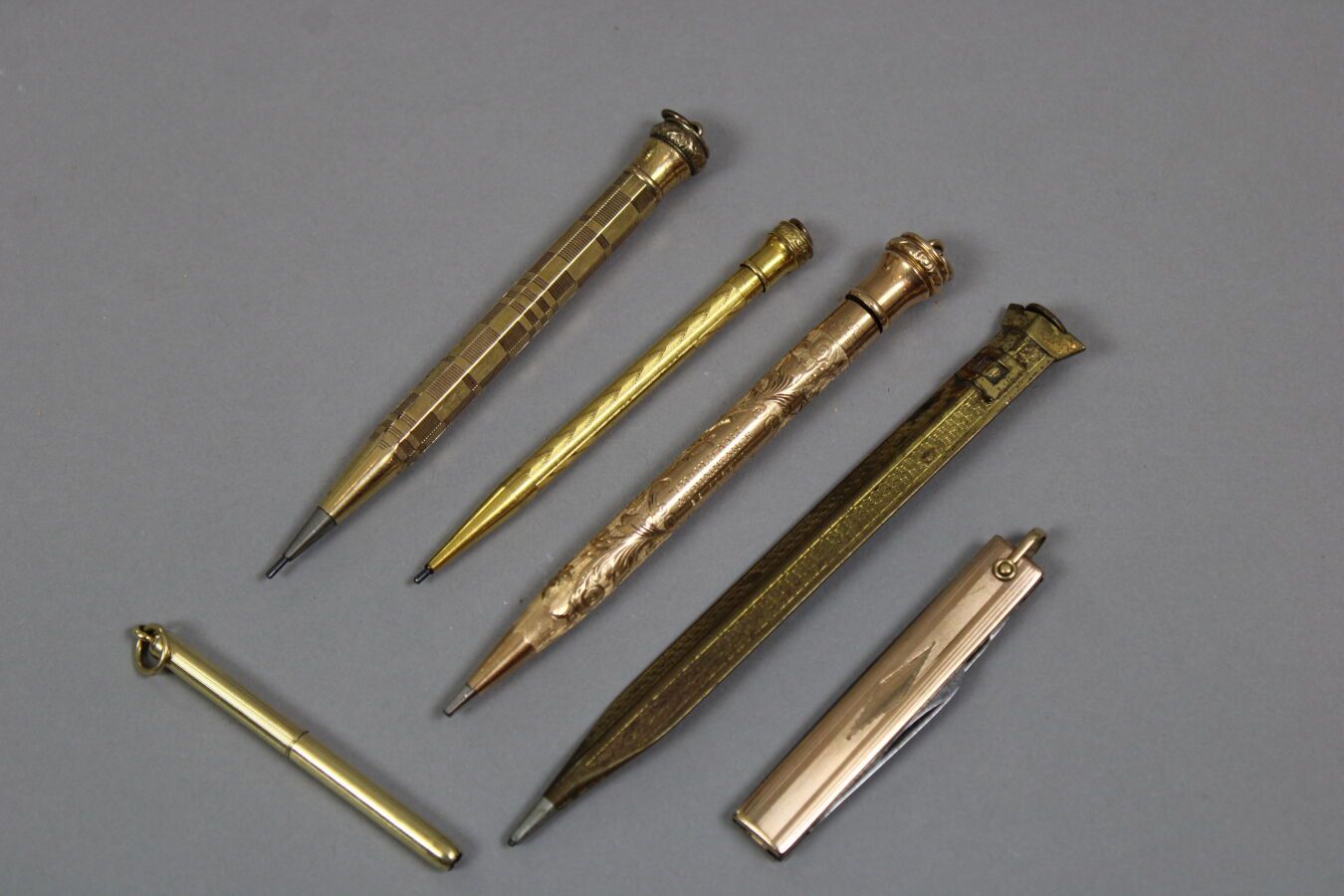 Null 沃特曼4色双色笔和它的盒子和一套三支机械铅笔和一把镀金的小刀。包括一支14K金机械铅笔，重量为16.6克