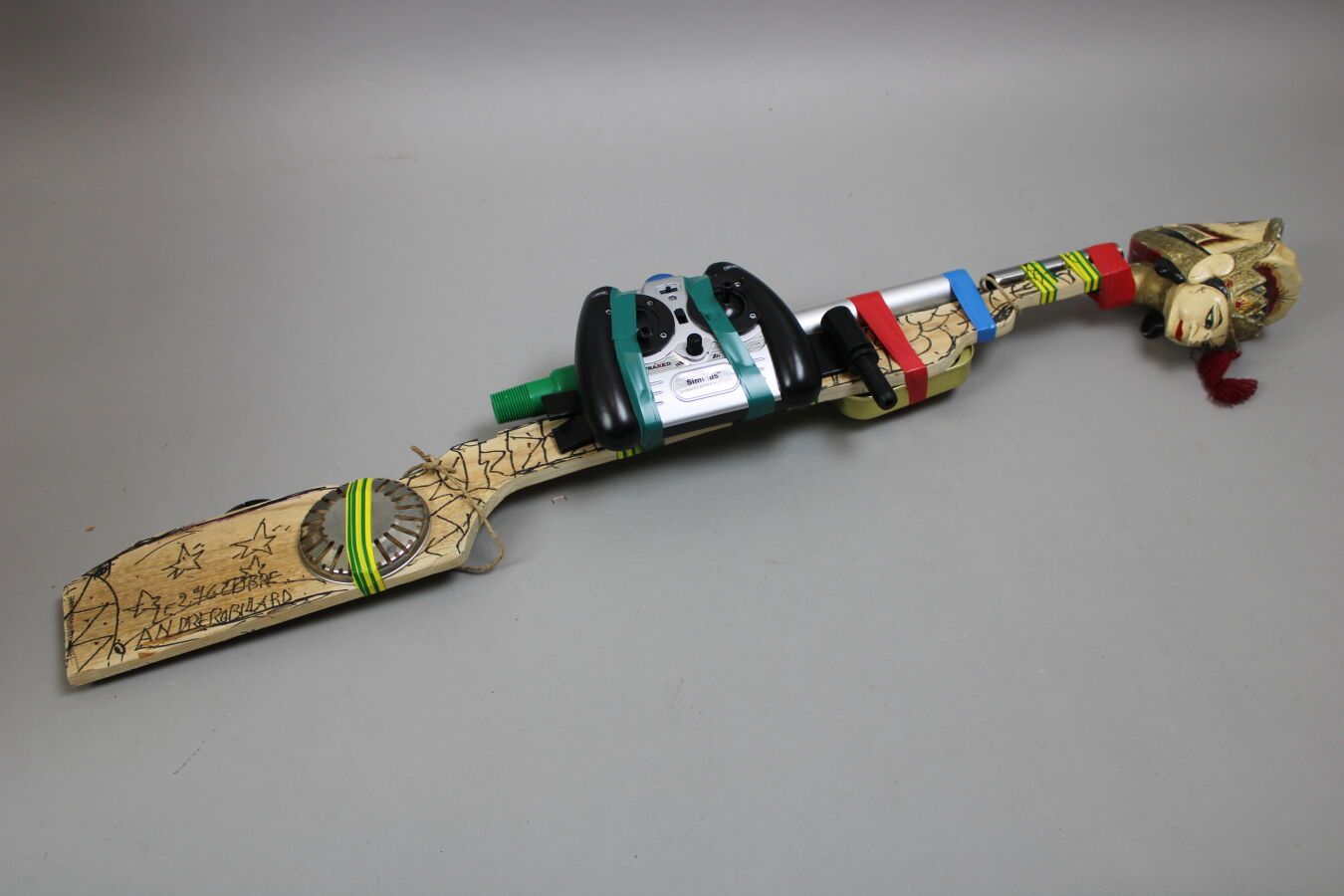 Null ART BRUT - André ROBILLARD (生于1931年) - "印度尼西亚步枪"，约2000年。混合媒体：木头的组装，铰链，游戏杆，印&hellip;