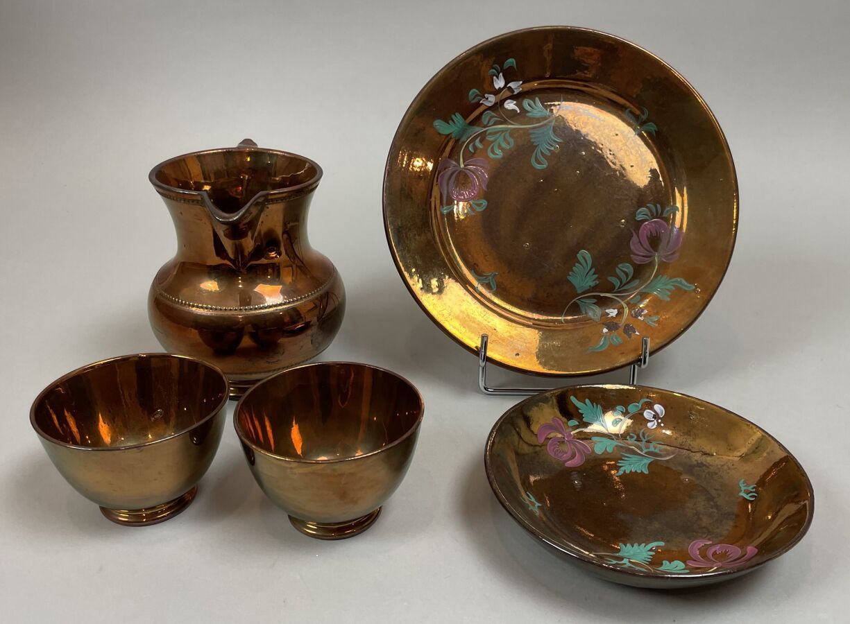 Null 套装包括一个盘子和一个碟子，有光亮的背景和多色花的彩绘装饰，两个雪糕，一个有光亮的铜背景和一排珍珠的水壶。高14厘米。