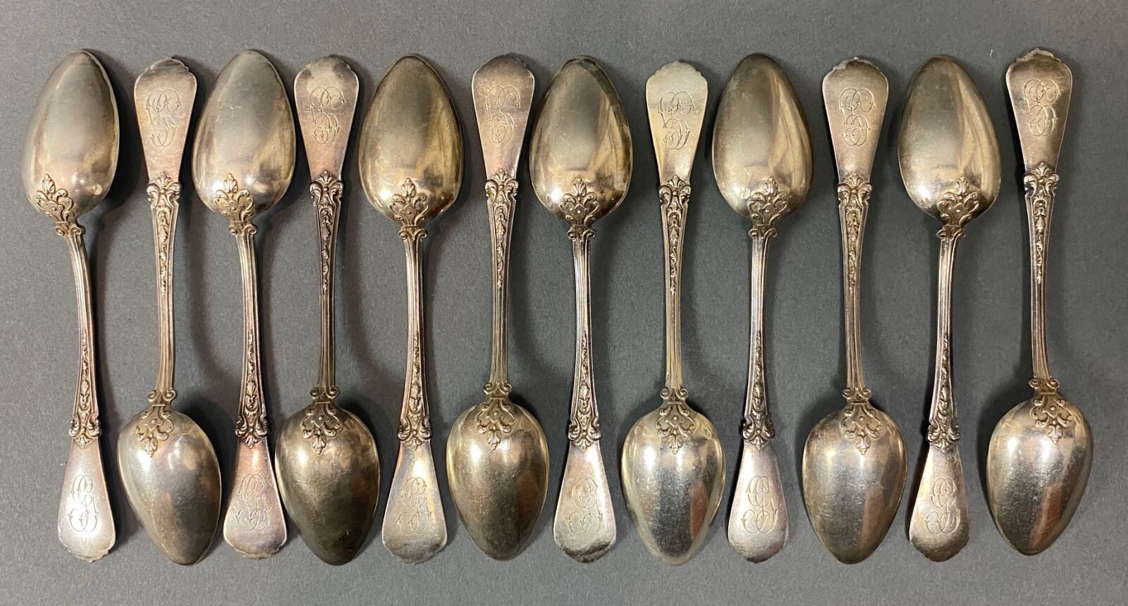 Null Dodici piccoli cucchiai in argento, marchio Minerva, decorati con fogliame,&hellip;