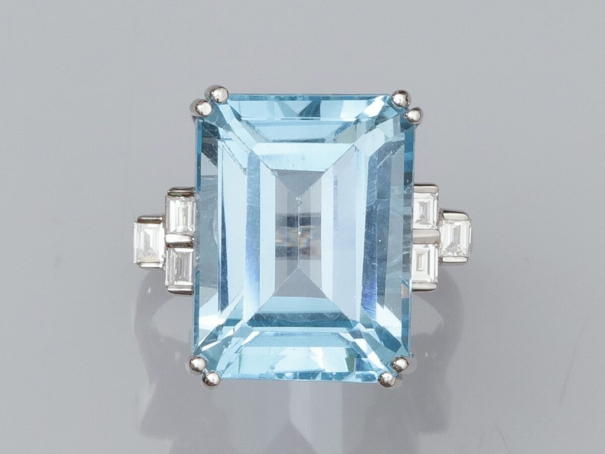 Null 750°/00白金戒指，镶有约14.5克拉的大长方形蓝色托帕石，并镶嵌长方形钻石。TDD 53.黄玉的尺寸：16.6 x 12.0毫米。标有一个鹰头。