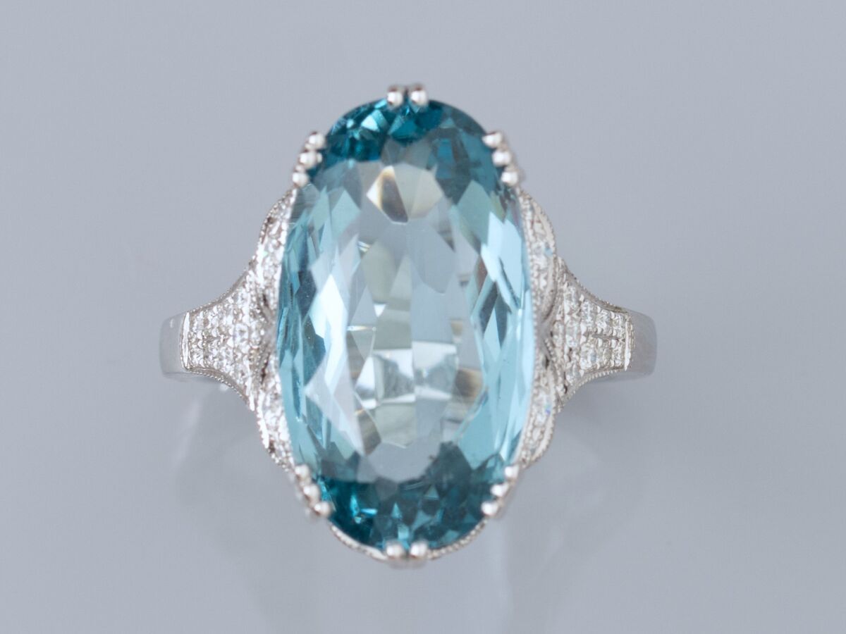 Null 18K白金戒指，镶有约14克拉的椭圆形刻面蓝色托帕石。镂空镶嵌，镶有明亮式切割钻石。TDD 54.长度：20.5毫米。标有一个鹰头。
