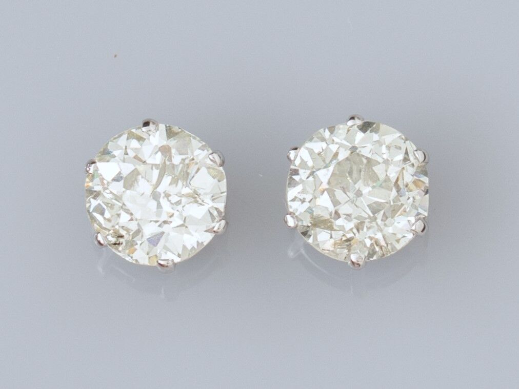 Null Pair of important chips in 18K white gold, each set with an old-cut diamond&hellip;