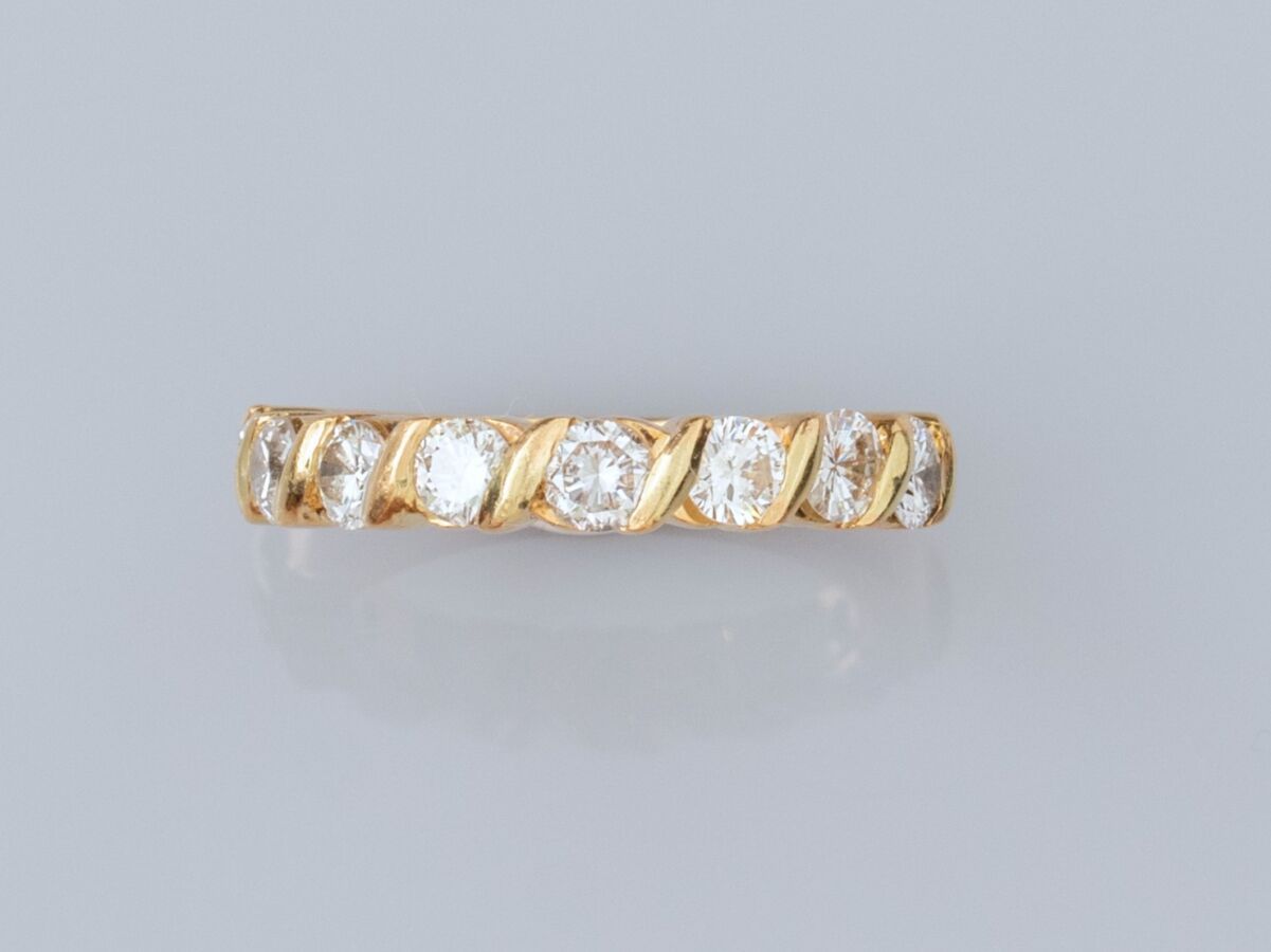 Null 18K黄金钻石结婚戒指，半圆镶嵌8颗明亮式切割钻石。TDD 50.宽度：3.6毫米