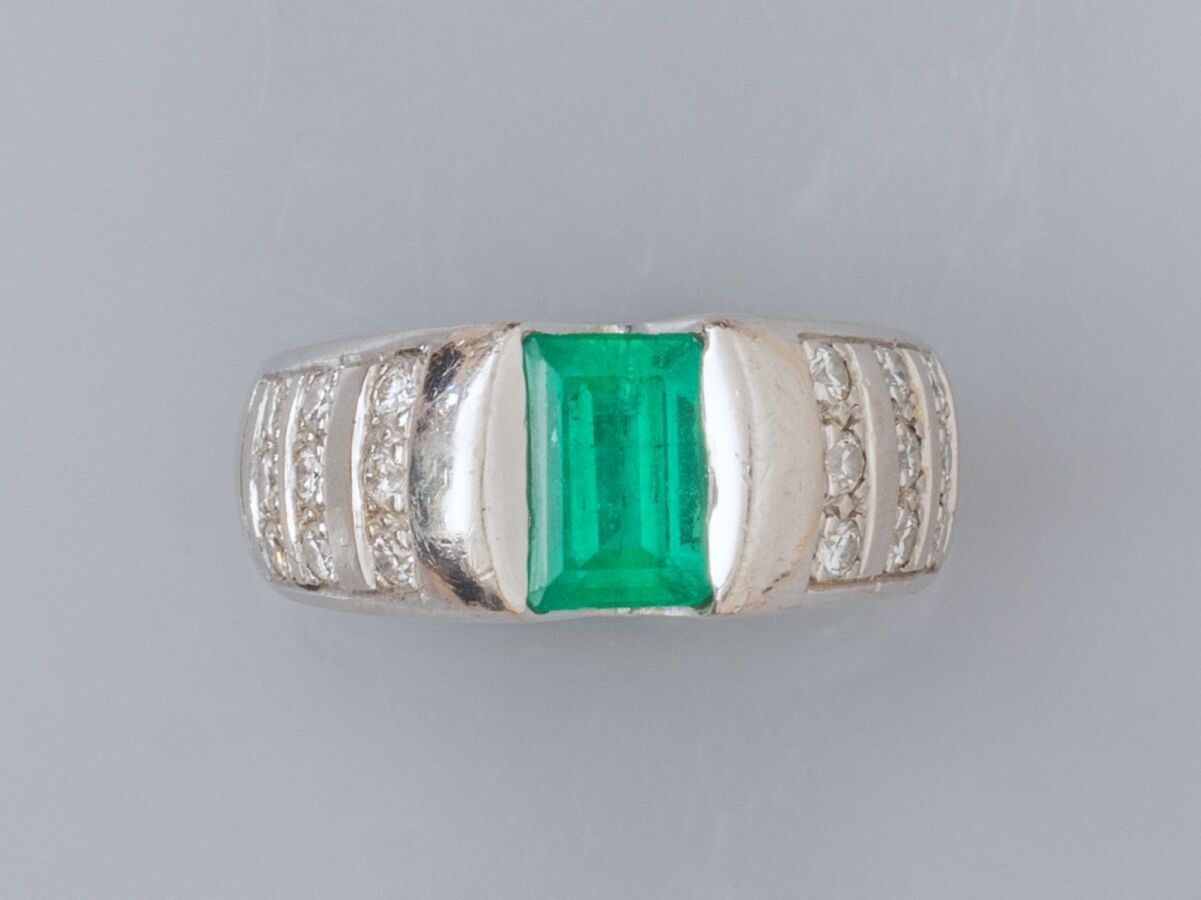 Null 18K白金戒指，镶有美丽的长方形祖母绿，并镶有一排小的明亮式切割钻石，重16克。TDD 49.宽度：8.9毫米。 鹰头标志