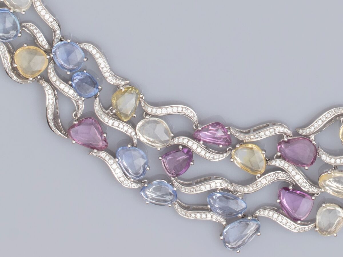 Null 重要的18K白金帷幕项链，镶嵌了天然粉色和黄色蓝宝石和粉色色调的蓝宝石，共约65克拉，以及明亮式切割钻石，共约6.30克拉。中心宽度为3.3厘米。鹰头&hellip;