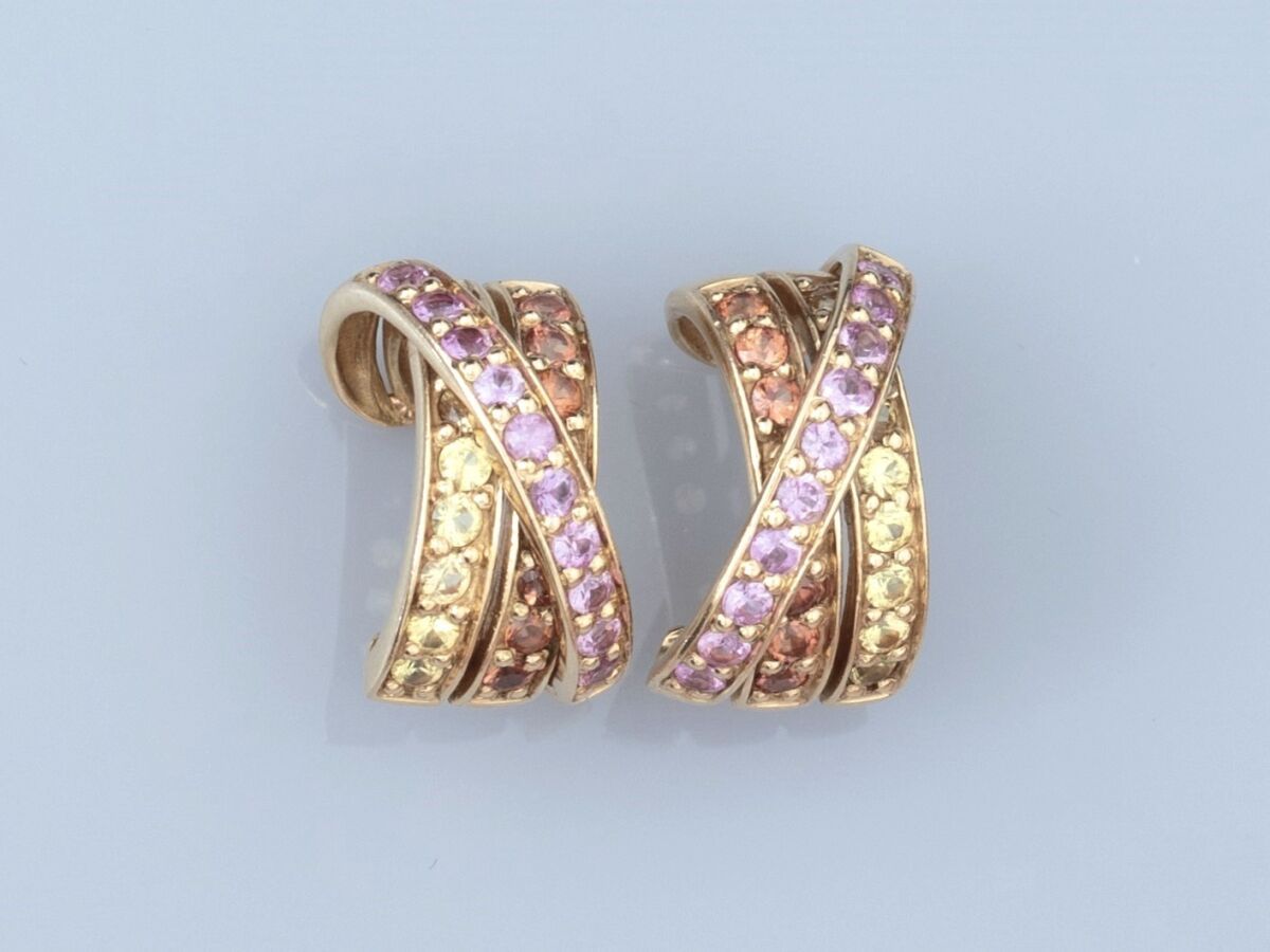 Null Pair of earrings in yellow gold 750°/°°(18K), with three crossed lines set &hellip;