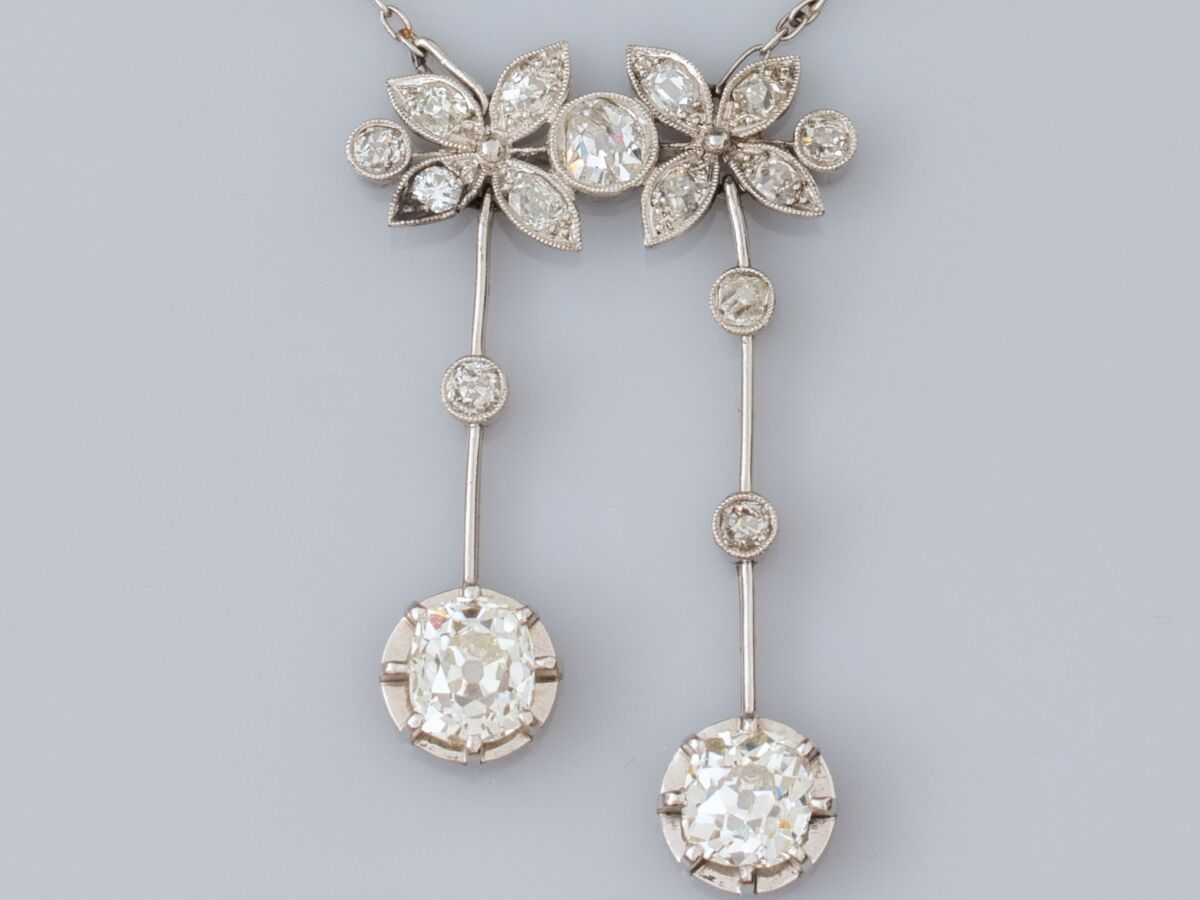 Null Collar de platino con malla fina alternada y flores engastadas con diamante&hellip;