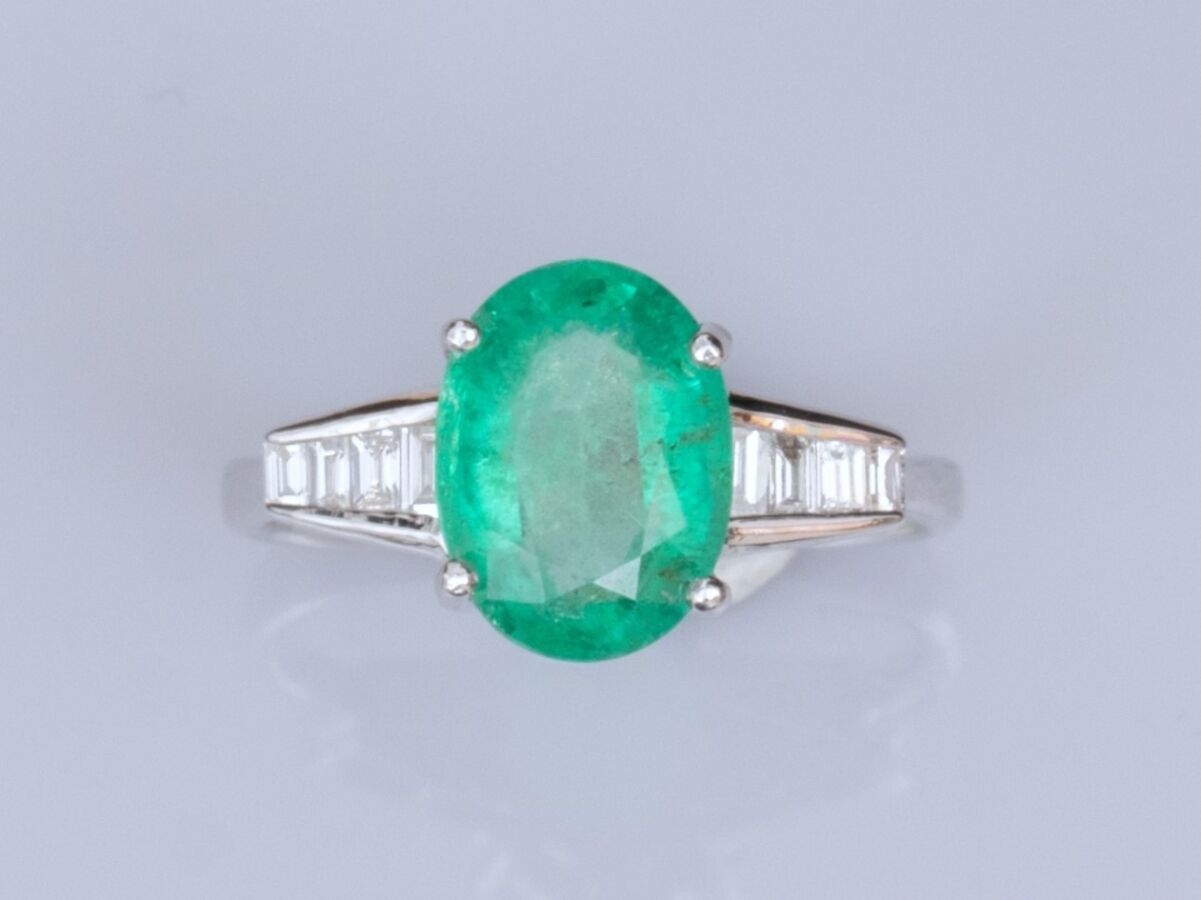 Null Ring in 18K white gold, set with an oval faceted emerald of about 2.20 ct (&hellip;