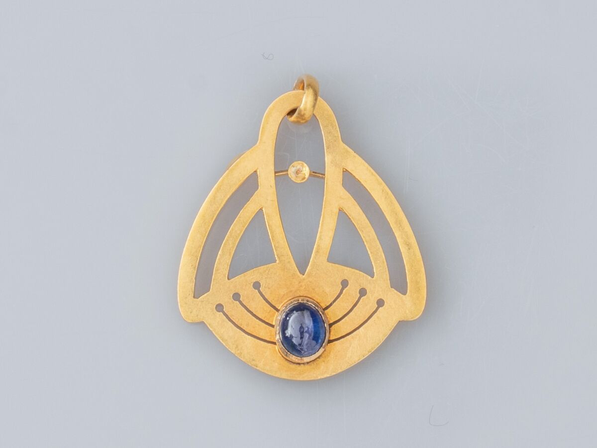 Null 装饰艺术吊坠，18K黄金，拉丝镂空，镶嵌一颗小椭圆形蓝宝石。一颗小珍珠不见了。约1920年。 1.6克。长：2.8厘米