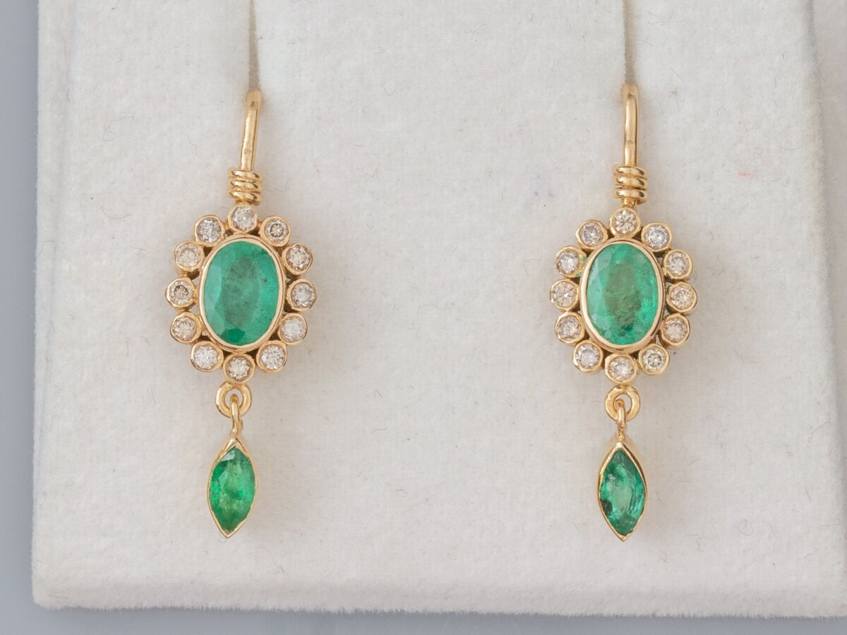 Null Paar Ohrringe aus 750°/°° Gelbgold (18 K), besetzt mit ovalen Smaragden, um&hellip;