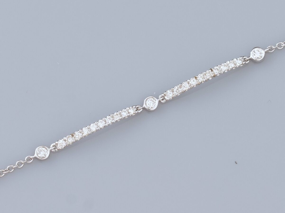 Null Bracelet en or gris 750°/°°(18K) , à fine maille forçat, serti de deux lign&hellip;