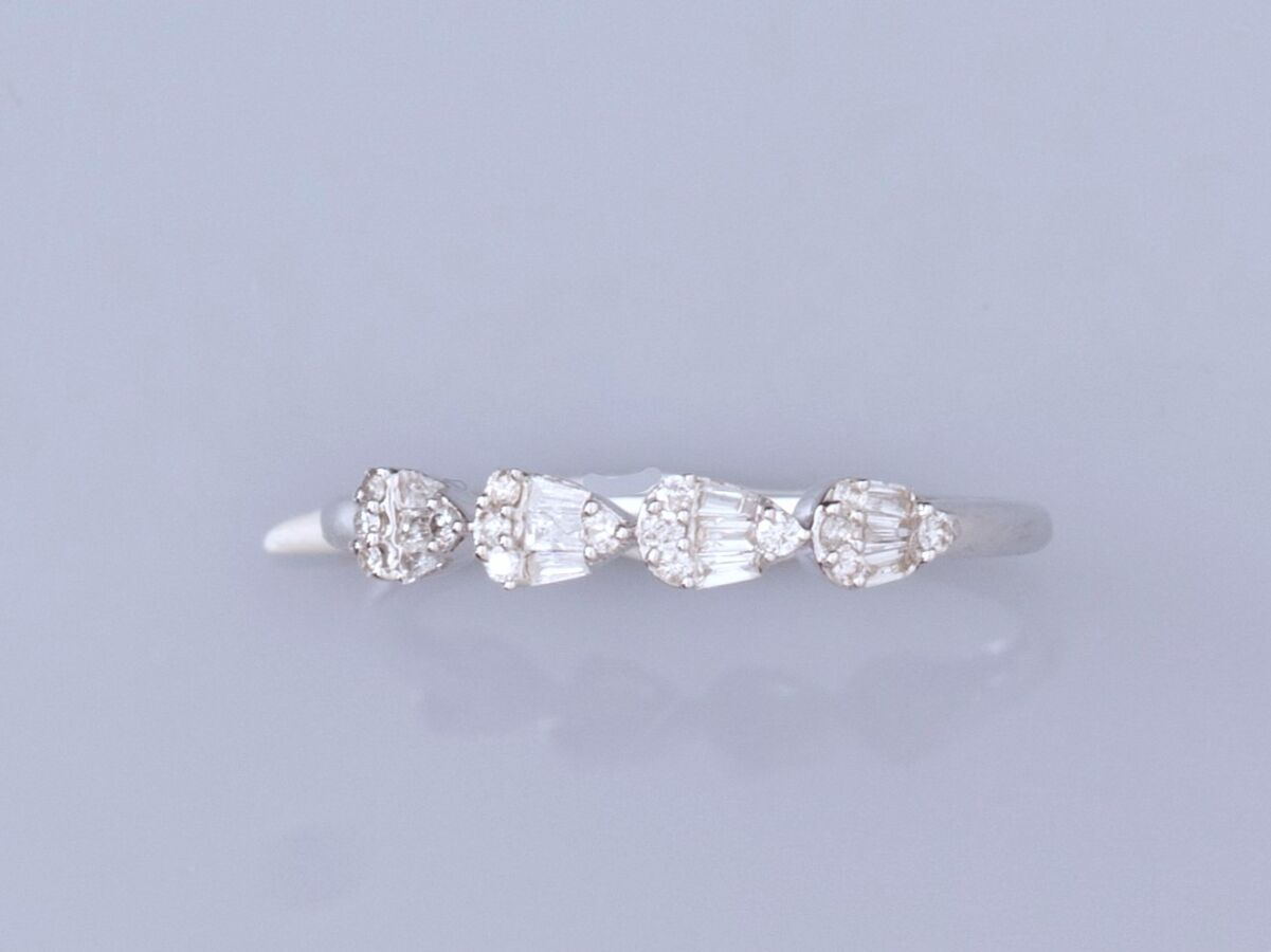 Null 18K白金精致戒指，镶嵌着四个梨子，上面镶嵌着明亮式切割和长方形钻石。1.2 g.TDD 53.宽度：3.1毫米 鹰头标志