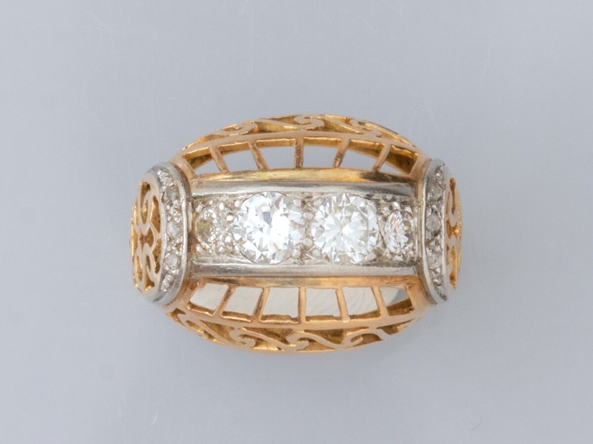 Null 一枚18K黄金和铂金镂空戒指，镶有两颗半切割钻石，每颗约0.25克拉，并镶有小钻石，下有玫瑰切割钻石。约1950年。6.8克。TDD 54.宽度：15&hellip;