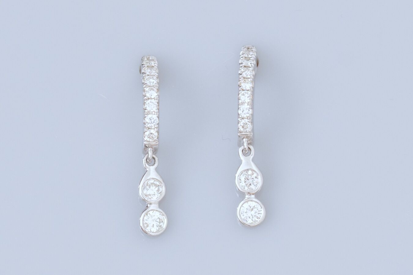 Null Paire de boucles d'oreilles en or gris 750°/°°(18K) , serties de diamants t&hellip;