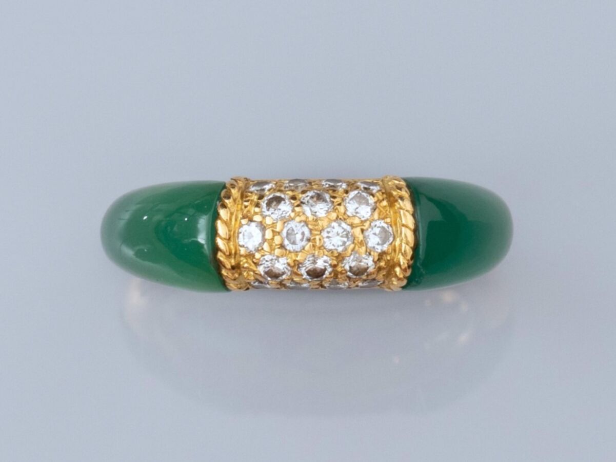 Null VAN CLEEF & ARPELS，菲律宾18K黄金戒指，镶嵌明亮式切割钻石和绿玉髓。签有VCA和编号（数字已部分删除）。8.10 g.TDD 60&hellip;