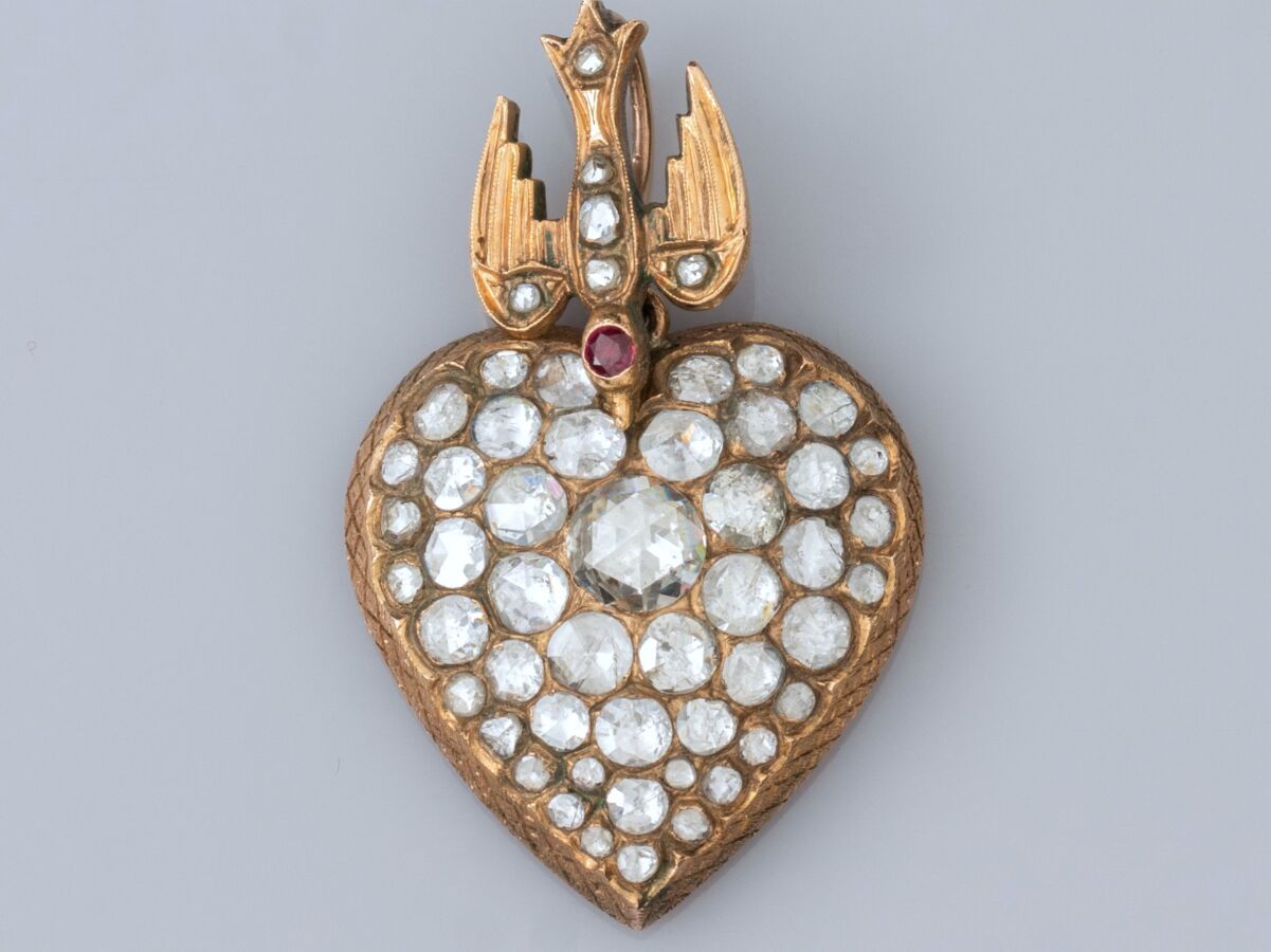 Null 18K金和800银铺设玫瑰式切割钻石的大型心形吊坠，上面有一只镶嵌钻石和红宝石的鸽子。19世纪的作品。14.5克。长：4.5厘米