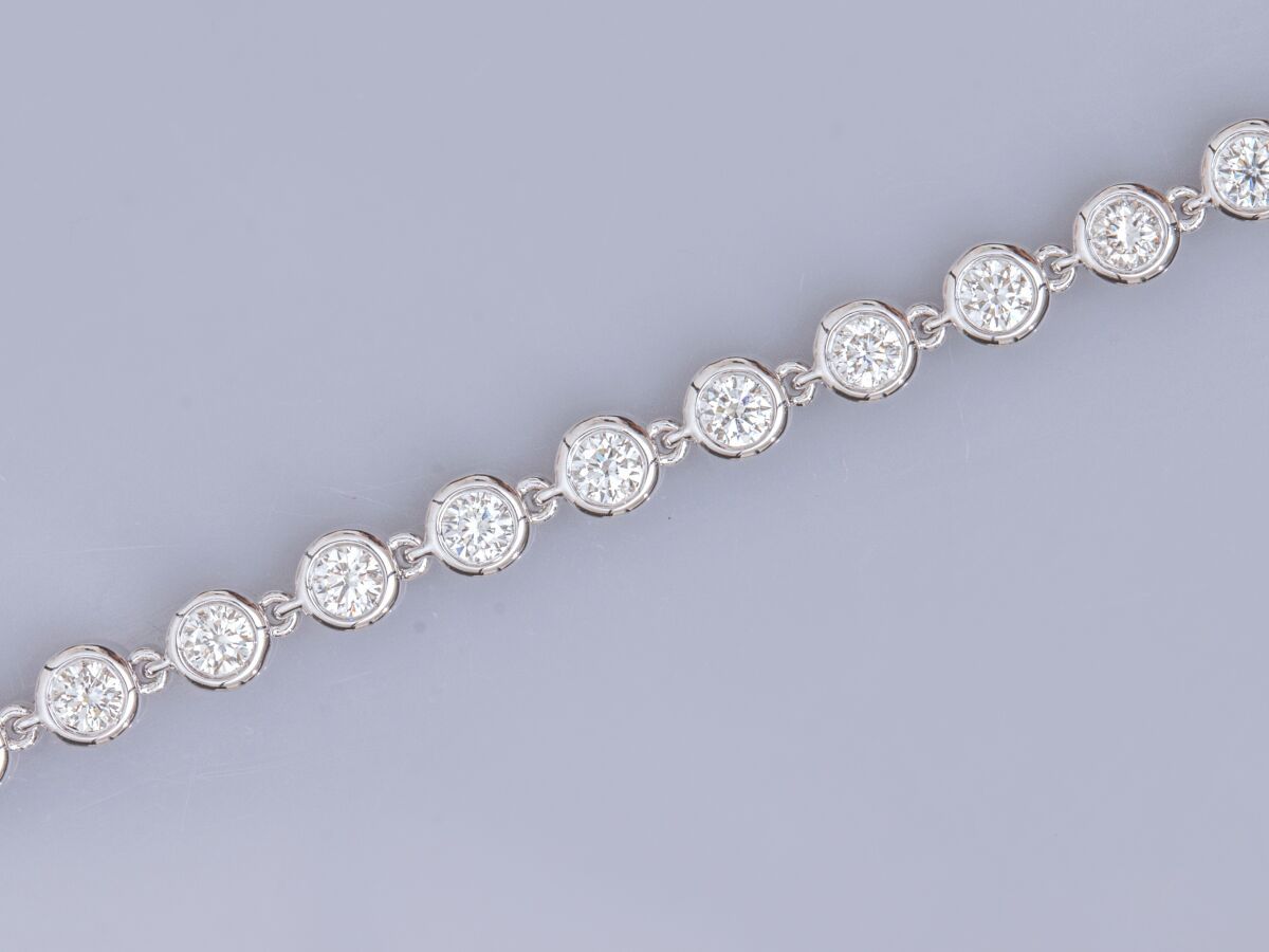 Null Bracelet en or gris 750°/°°(18K) , à maille forçat, serti de 17 diamants ta&hellip;