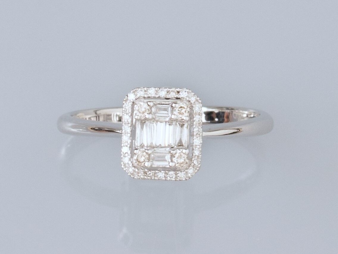 Null Anello rettangolare in oro bianco 18 carati, con diamanti taglio baguette e&hellip;
