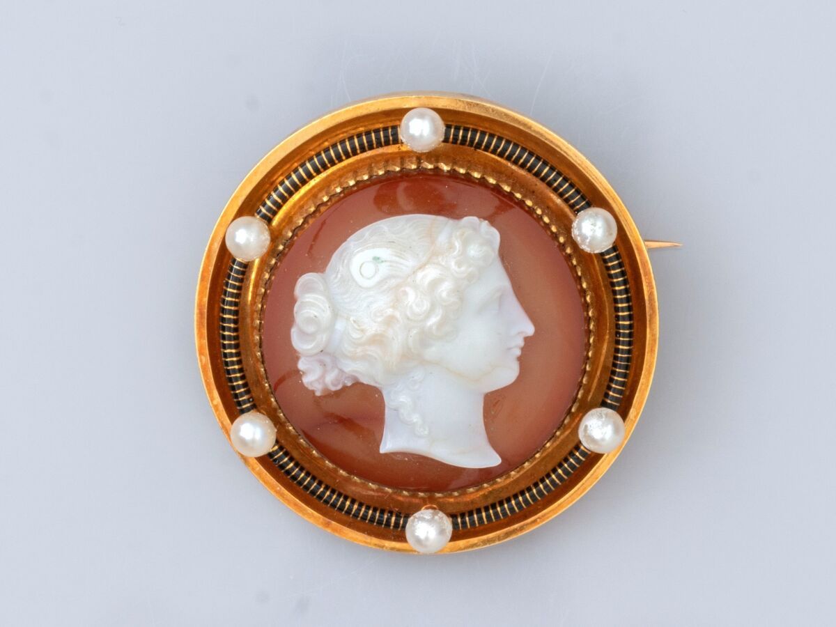 Null Round brooch in yellow gold 750°/°°(18K), set with an agate cameo decorated&hellip;