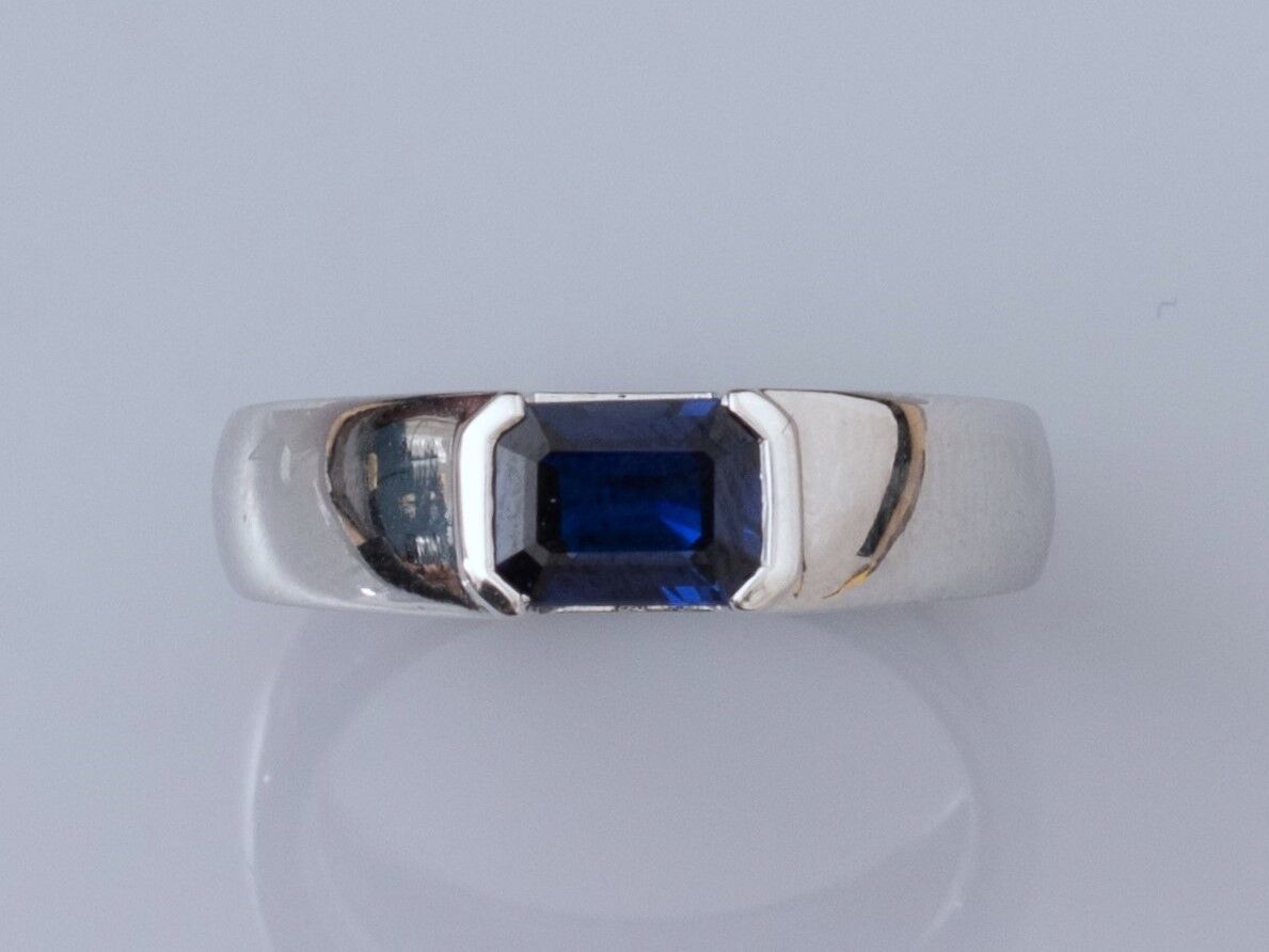 Null 18K白金混合戒指，镶有一颗长方形蓝宝石。TDD：53。宽度：5.8毫米。鹰头标志。